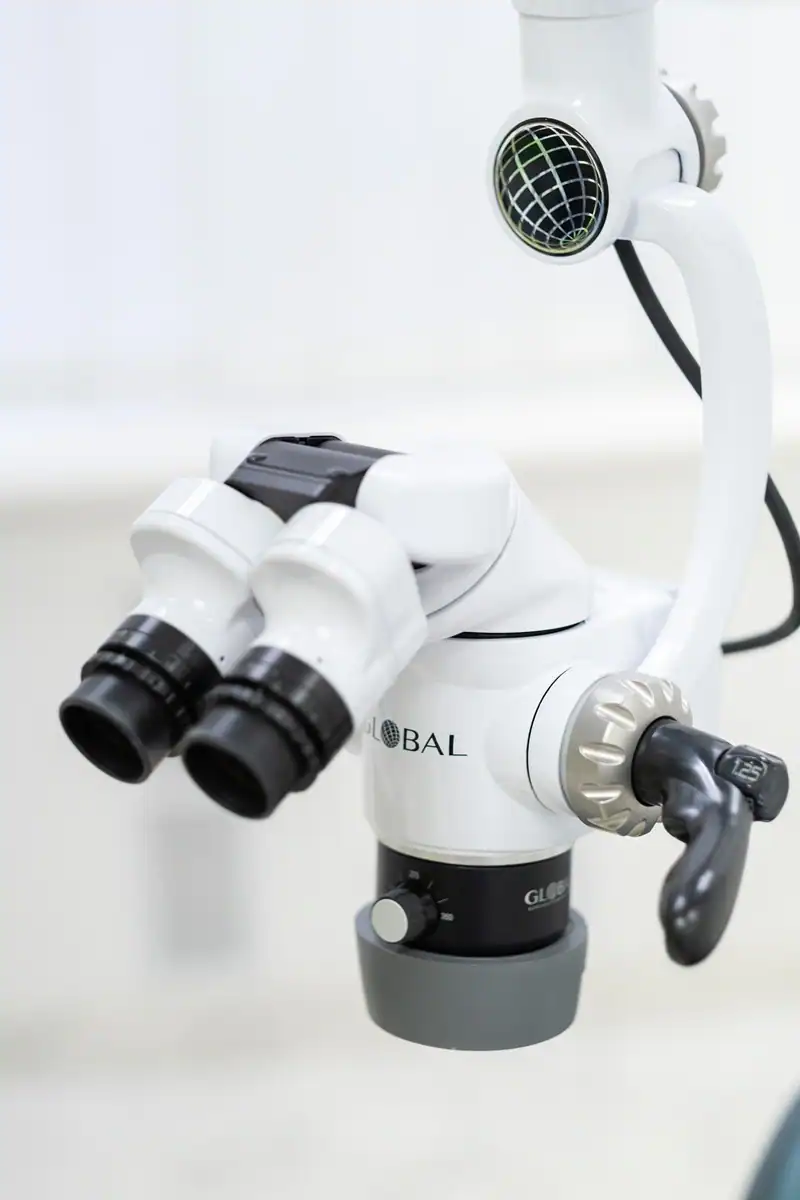 Dantų mikroskopas, naudojamas odontologijoje, siekiant tiksliai diagnozuoti ir gydyti.